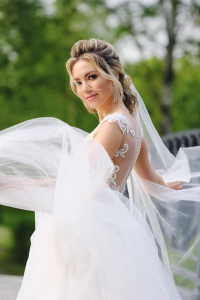 Jolie Mariée Blonde Posant Dans Jardin Printemps — Photo