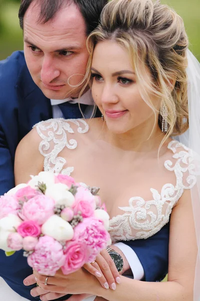 Pretty Bride Groom Posing Park — Stock Photo, Image