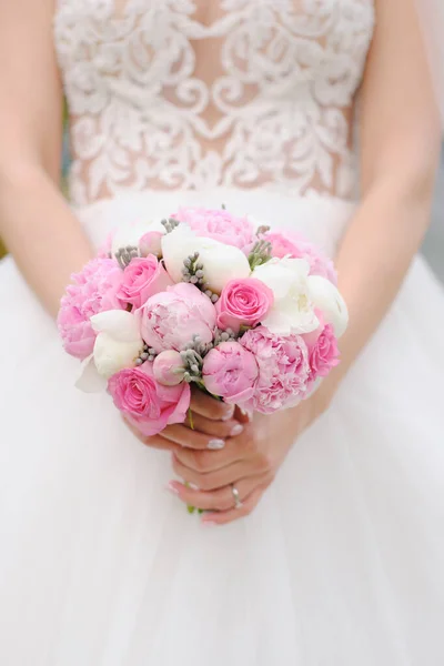 Bouquet da sposa di calli rosse — Foto Stock