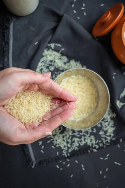 Vista Próxima Mulher Segurando Arroz Branco — Fotografia de Stock