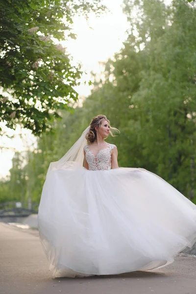 Jolie Mariée Blonde Posant Dans Jardin Printemps — Photo