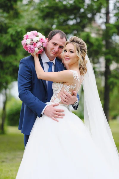 Pretty Bride Groom Posing Park — Stock Photo, Image