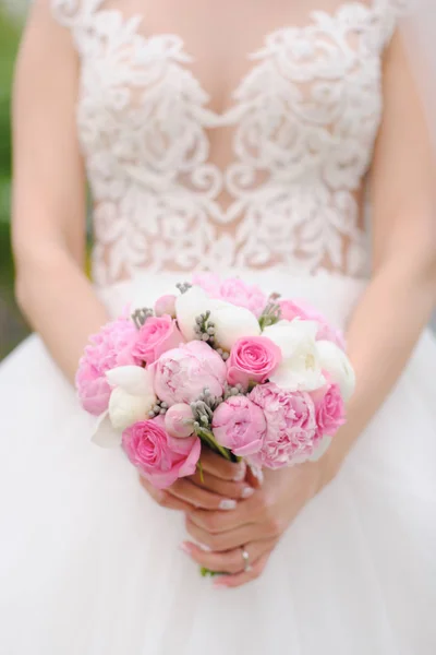 Donna Abito Sposa Con Bouquet — Foto Stock