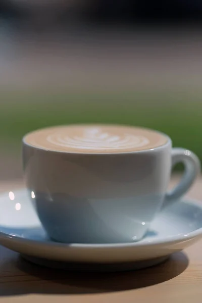 Varmt Kaffe Latte Med Blommigt Skum — Stockfoto