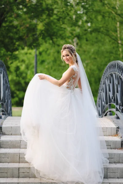 Hübsche Blonde Braut Posiert Frühlingsgarten — Stockfoto