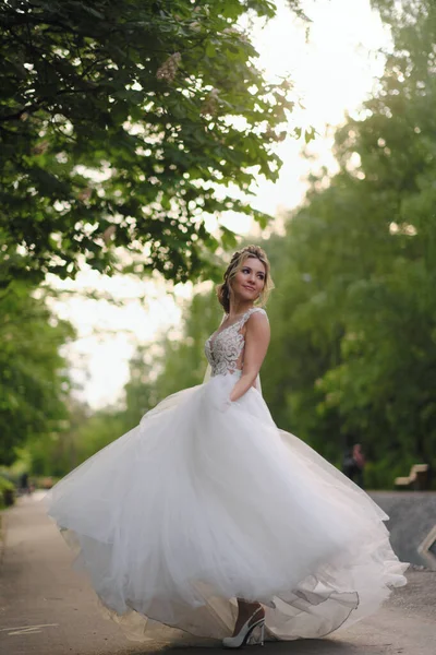 Jolie Mariée Blonde Posant Dans Jardin Printemps — Photo