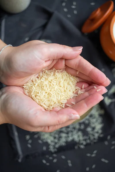 Vista Próxima Mulher Segurando Arroz Branco — Fotografia de Stock