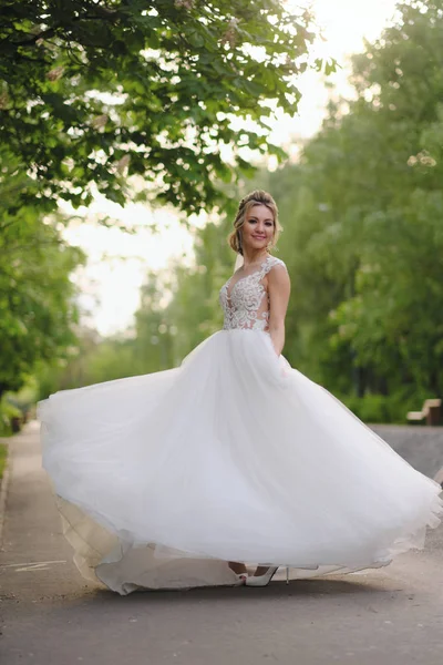 Pretty Blonde Bride Posing Spring Garden — Stock Photo, Image