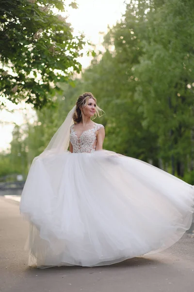 Pretty Blonde Bride Posing Spring Garden — Stock Photo, Image