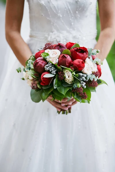 Mulher Vestido Noiva Com Buquê — Fotografia de Stock