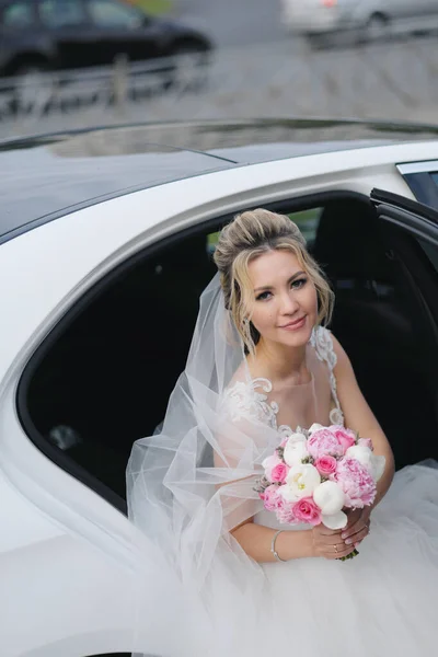 Blonde Bride Going Out Car — Stock Photo, Image