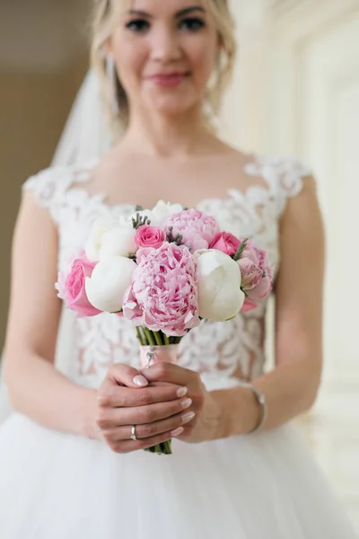 Blonde Frau Brautkleid Mit Blumenstrauß — Stockfoto