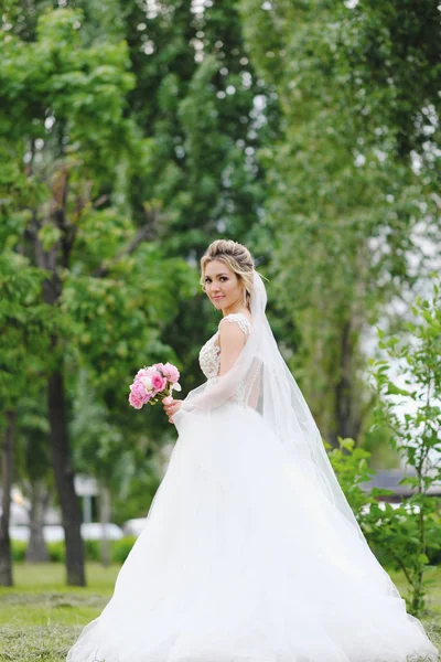 Csinos Szőke Menyasszony Pózol Tavaszi Kertben — Stock Fotó