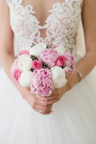 Frau Brautkleid Mit Blumenstrauß — Stockfoto