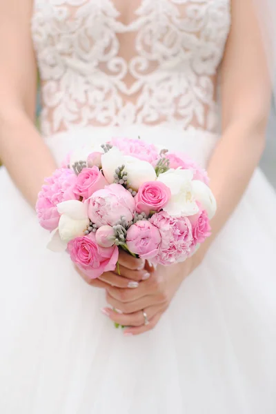 Fechar Vista Noiva Vestido Branco Segurando Buquê Casamento — Fotografia de Stock