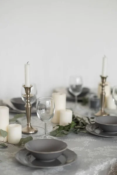 Обідній Стіл Подається Гостей Святковими Свічками Сірим Посудом — стокове фото
