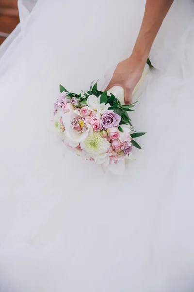 Mulher Vestido Noiva Com Buquê — Fotografia de Stock