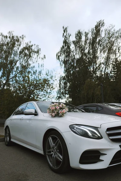 White Car Flower Bouquet — стокове фото