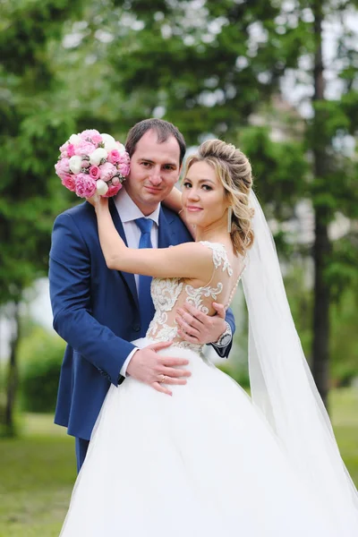 Ganska Nygifta Poserar Vårparken — Stockfoto