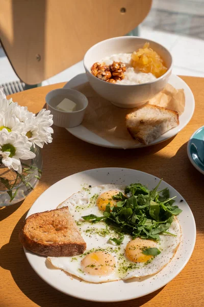 Plato Con Huevos Fritos Hierbas Con Pan Pescado Con Taza — Foto de Stock