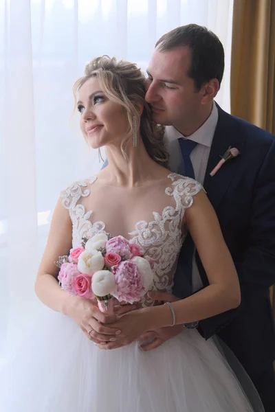 Closeup Portrait Newlyweds Posing Room — ストック写真