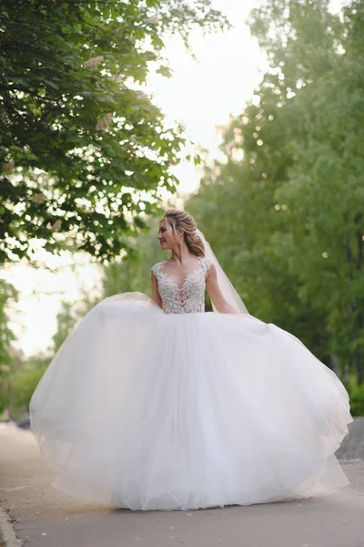 Pretty Blonde Bride Posing Spring Garden — Stock Photo, Image