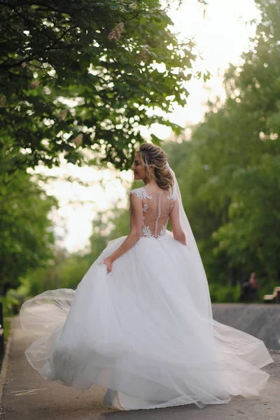 Hübsche Blonde Braut Posiert Frühlingsgarten — Stockfoto