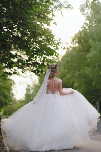 Pretty Blonde Bride Posing Spring Garden — ストック写真