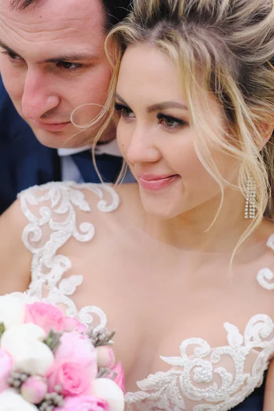 Pretty Bride Groom Posing Park — Stock Photo, Image