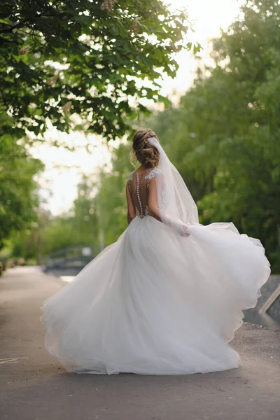 Bonita Novia Rubia Posando Jardín Primavera —  Fotos de Stock