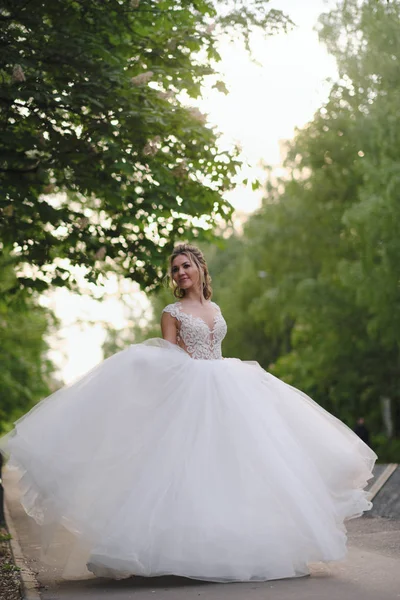 Hübsche Blonde Braut Posiert Frühlingsgarten — Stockfoto