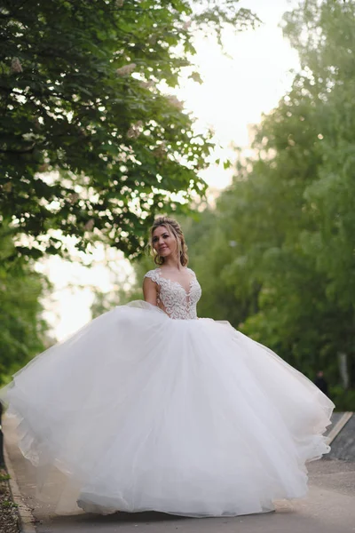 Pretty Blonde Bride Posing Spring Garden — Stock Photo, Image