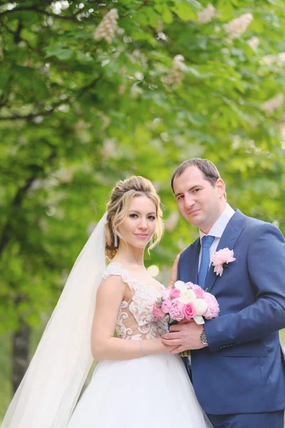 Jolie Mariée Marié Posant Dans Parc — Photo