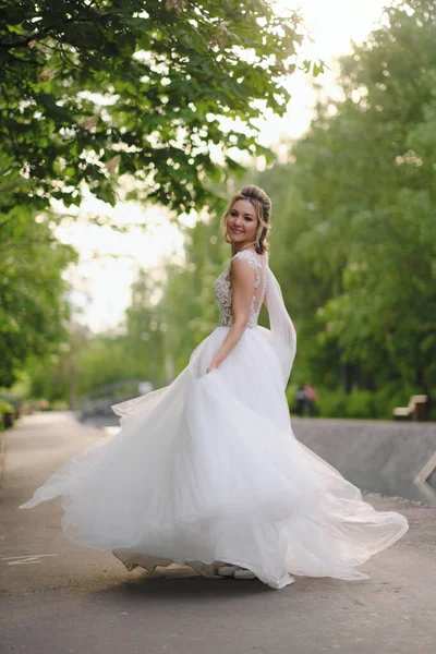 Pretty Blonde Bride Posing Spring Garden — Stock Photo, Image