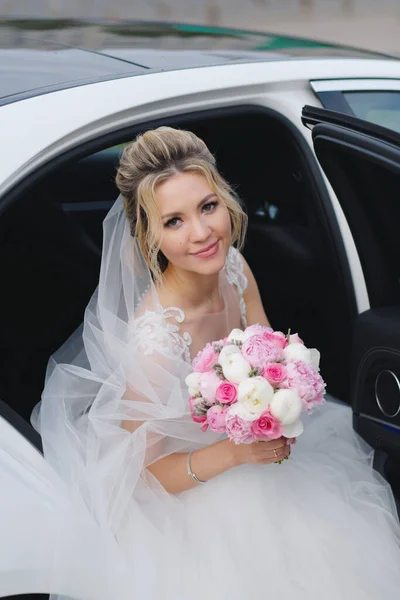 Pretty Blonde Bride Going Out Car — Stock Photo, Image