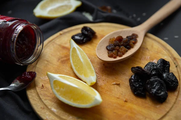 Prugne Con Uvetta Fette Limone Tagliere Legno — Foto Stock