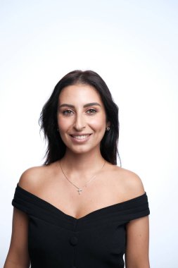 Genç esmer kadının stüdyo fotoğrafı. 