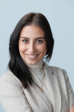 Genç esmer kadının stüdyo fotoğrafı. 