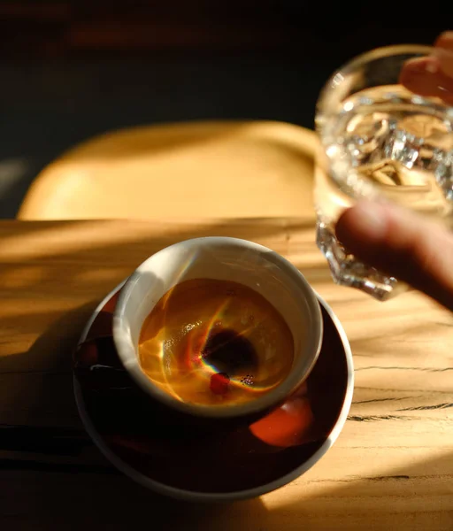 Café Noir Dans Une Tasse Verre Transparent Avec Eau Sur — Photo