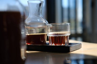 Masanın üzerinde bir kavanoz alternatif kahve ve bir bardak var. Hario v60. Kavram filtresi kahve. en üstteki görünüm