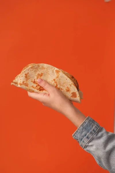 Рука Тримає Taco Крупним Планом — стокове фото