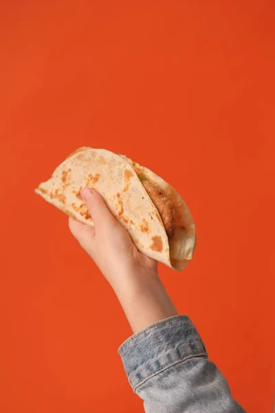 Ele Tutuşan Taco Yakın Çekim Görüntüsü — Stok fotoğraf