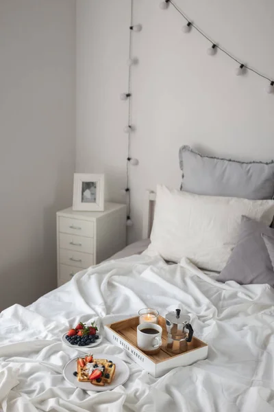 Leckere Waffeln Mit Frischen Beeren Und Kaffee Bett — Stockfoto