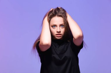 Genç ve stresli bir kadının stüdyo çekimi. 