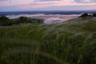 Nehir tarlasında gün doğumu