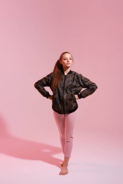 Uzun saçlı güzel bir kadının stüdyo portresi. 