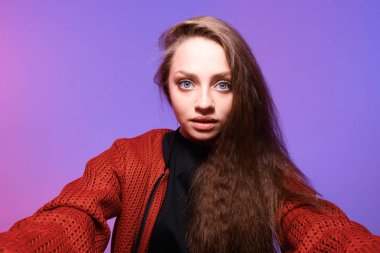 Uzun saçlı güzel bir kadının stüdyo portresi. 