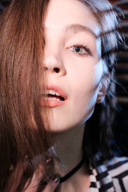 Güzel, genç bir kadının güzel fotoğrafı.