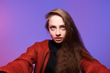 Uzun saçlı güzel bir kadının stüdyo portresi. 