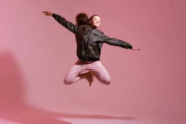 Genç bir kadının atlama sahnesi. 